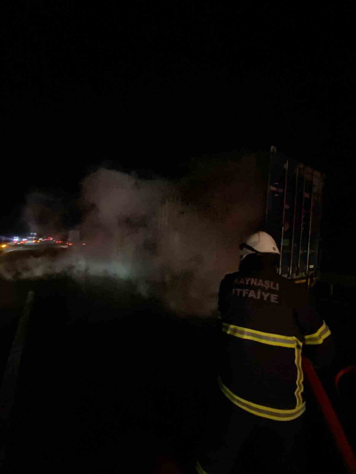 Balatalarından tutuşan tırdaki yangın kısa sürede söndürüldü
