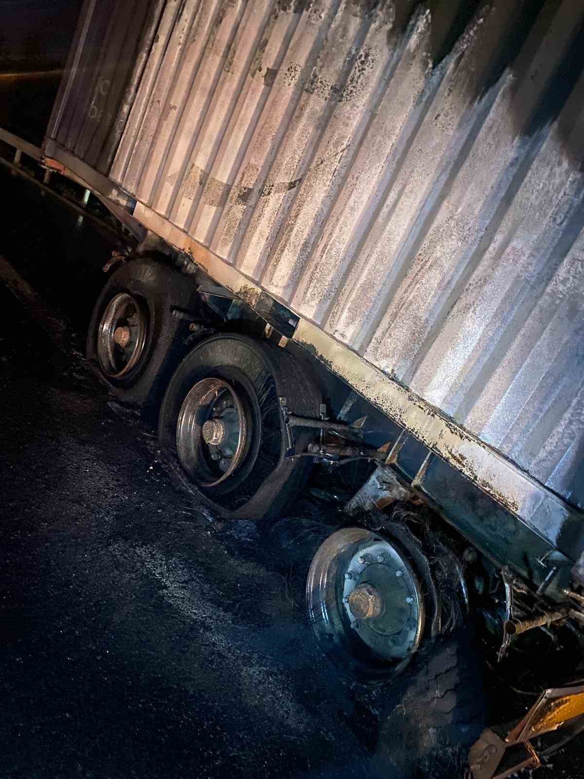 Balatalarından tutuşan tırdaki yangın kısa sürede söndürüldü
