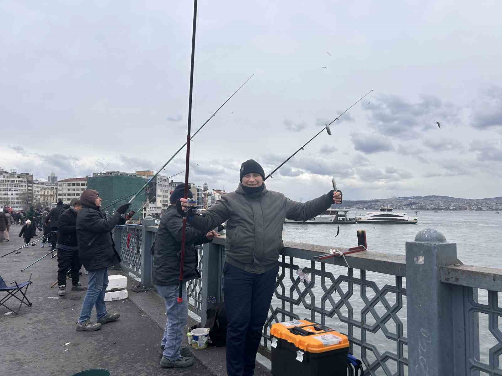 Balığın kulağına kar suyu kaçtı, olta balıkçıları yılın son günü Galata Köprüsü’nde "rastgele" dedi
Balığın kulağına kar suyu kaçtı, olta balıkçıları yılın son günü Galata Köprüsü’nde "rastgele" dedi