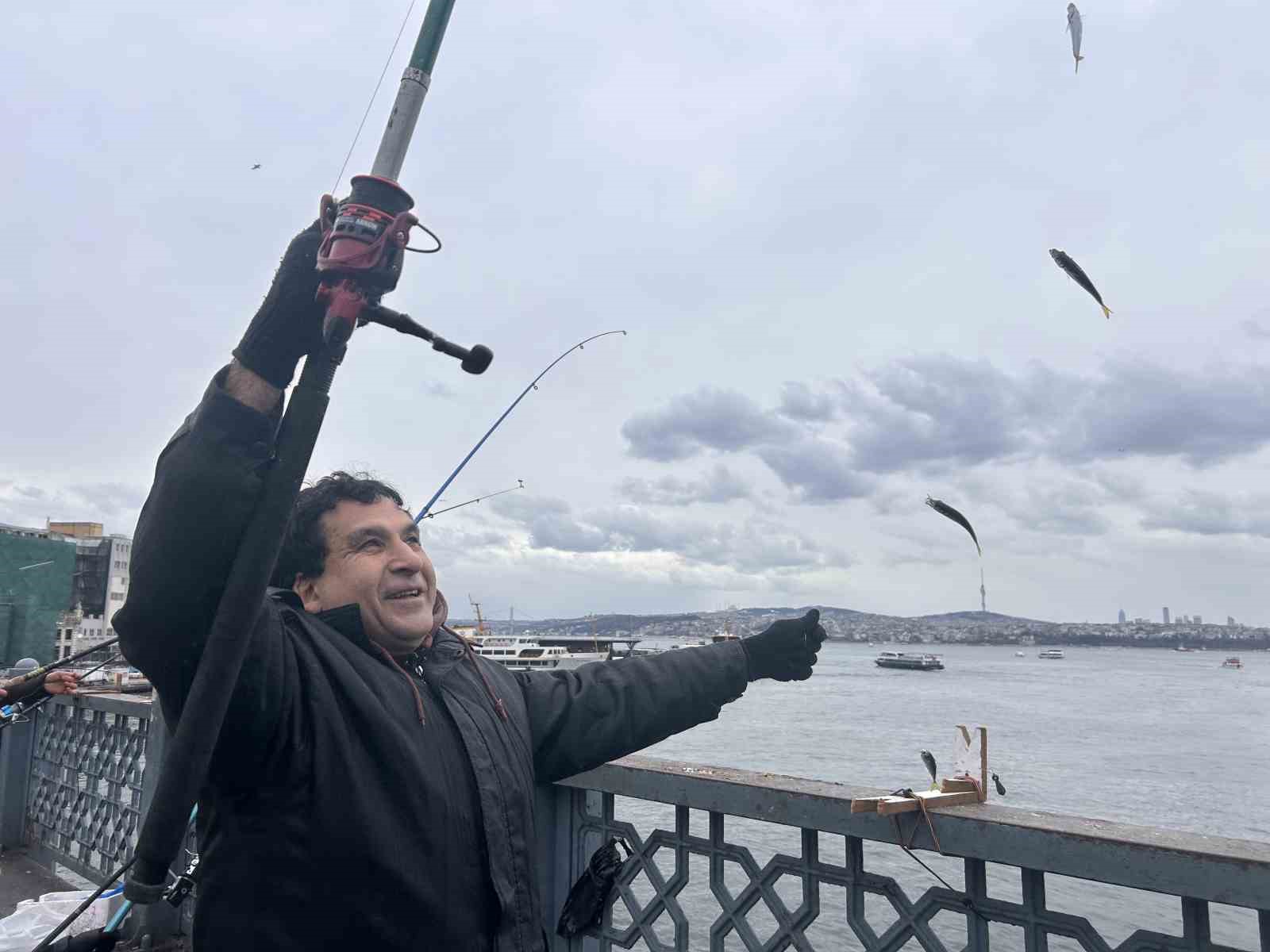 Balığın kulağına kar suyu kaçtı, olta balıkçıları yılın son günü Galata Köprüsü’nde "rastgele" dedi
Balığın kulağına kar suyu kaçtı, olta balıkçıları yılın son günü Galata Köprüsü’nde "rastgele" dedi