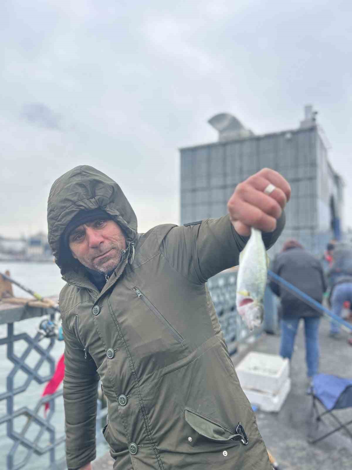 Balığın kulağına kar suyu kaçtı, olta balıkçıları yılın son günü Galata Köprüsü’nde "rastgele" dedi
Balığın kulağına kar suyu kaçtı, olta balıkçıları yılın son günü Galata Köprüsü’nde "rastgele" dedi