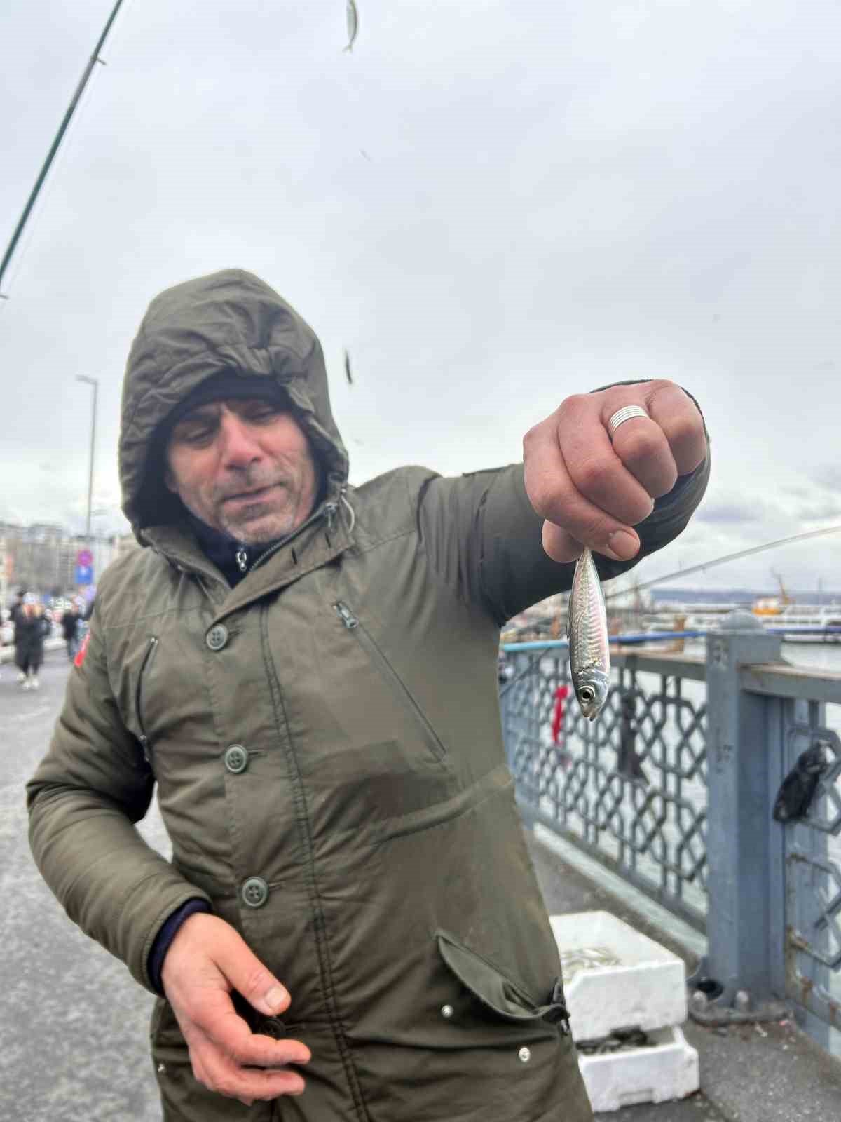 Balığın kulağına kar suyu kaçtı, olta balıkçıları yılın son günü Galata Köprüsü’nde "rastgele" dedi
Balığın kulağına kar suyu kaçtı, olta balıkçıları yılın son günü Galata Köprüsü’nde "rastgele" dedi