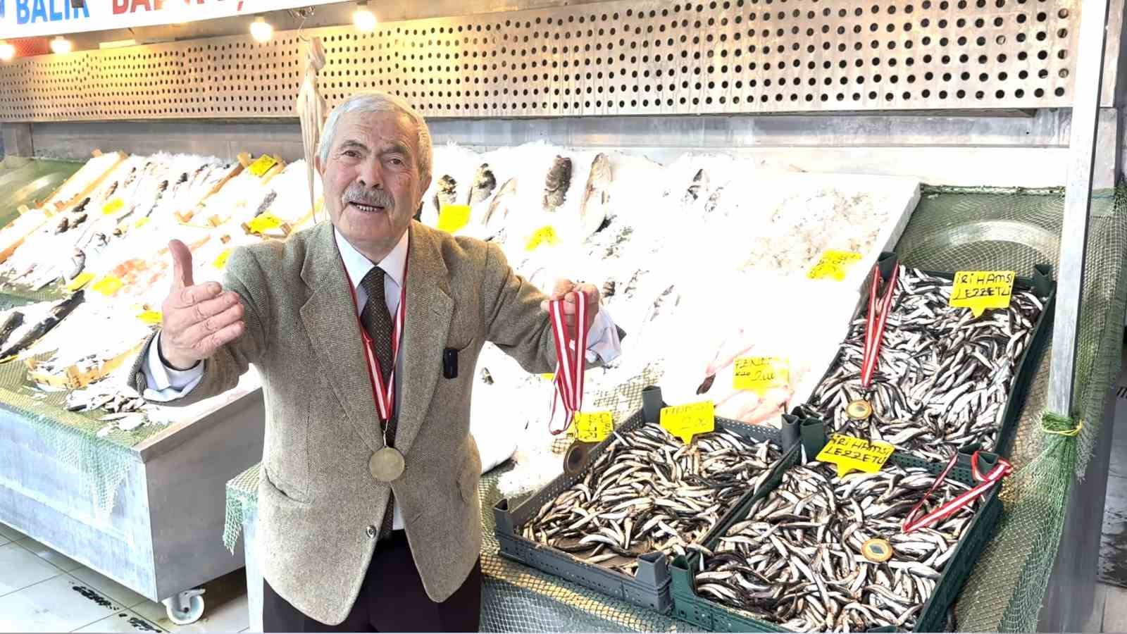 Balık sezonu sona erdi, Balıkçı Kenan hamsiye "madalya" taktı
