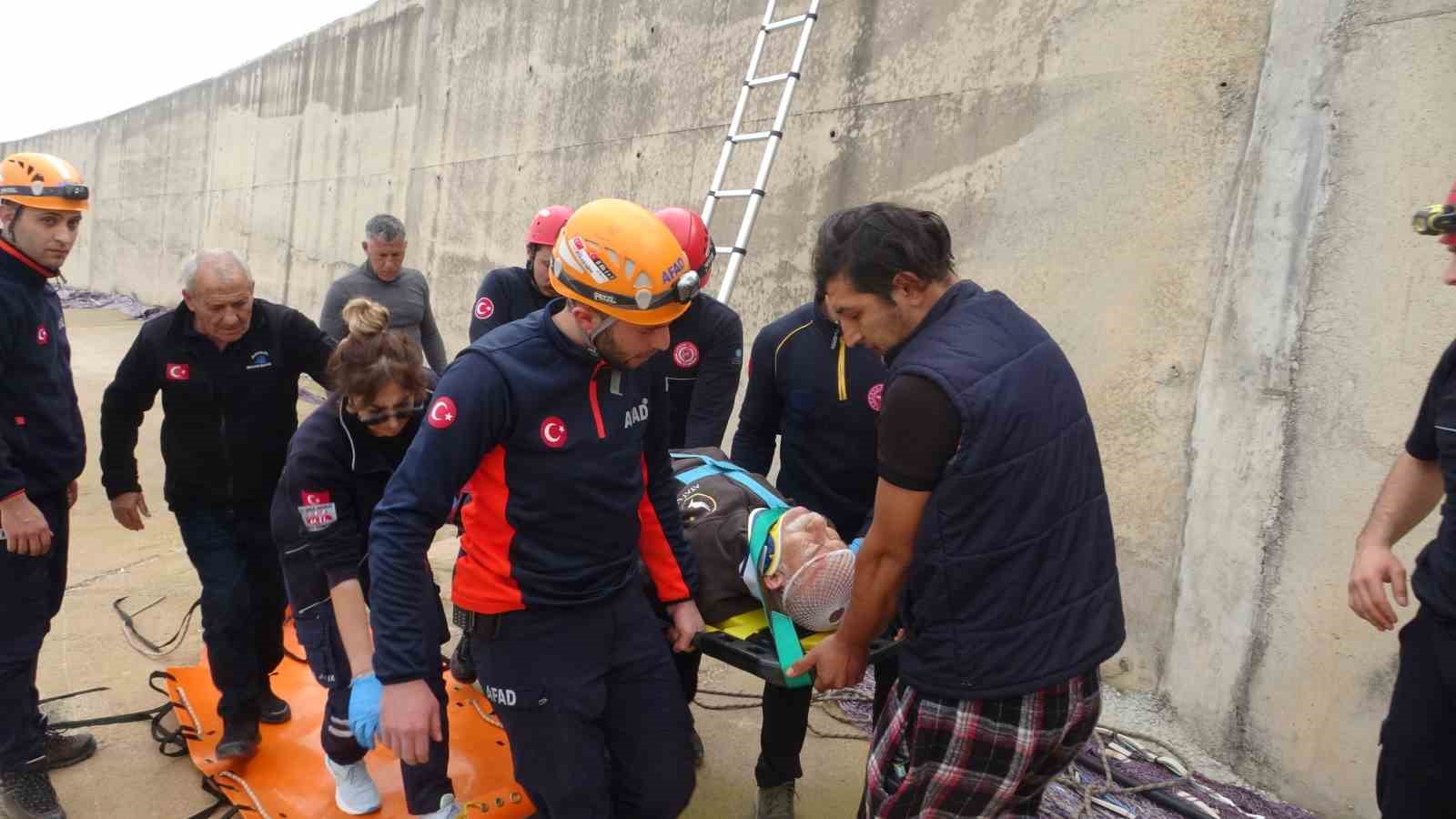 Balık tutmak için gittiği dalga kıranda düşerek mahsur kaldı
