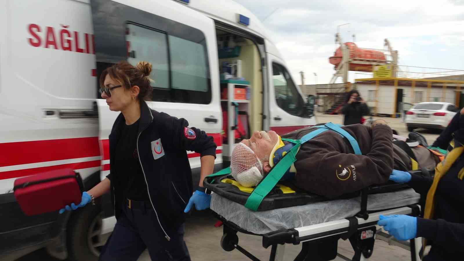 Balık tutmak için gittiği dalga kıranda düşerek mahsur kaldı
