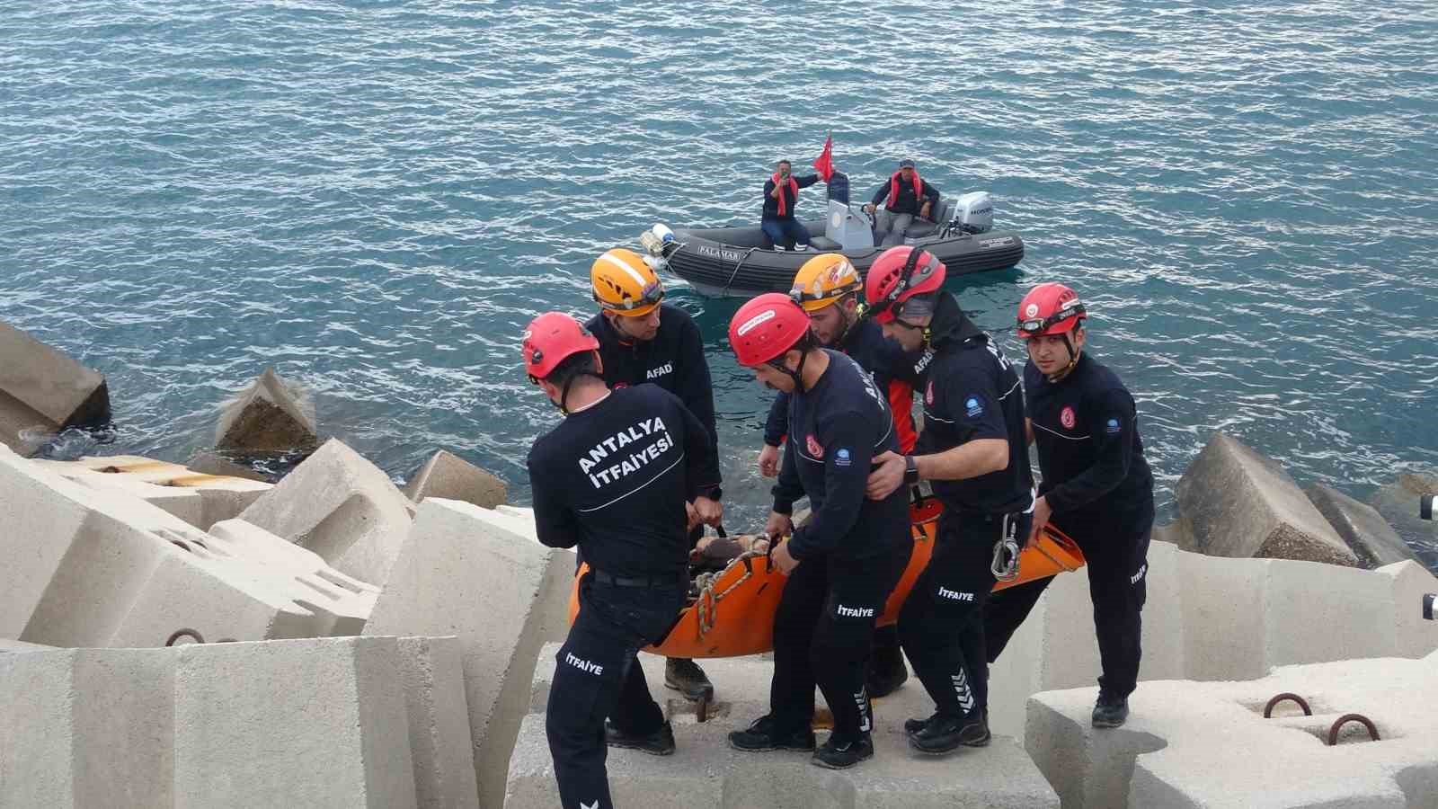 Balık tutmak için gittiği dalga kıranda düşerek mahsur kaldı

