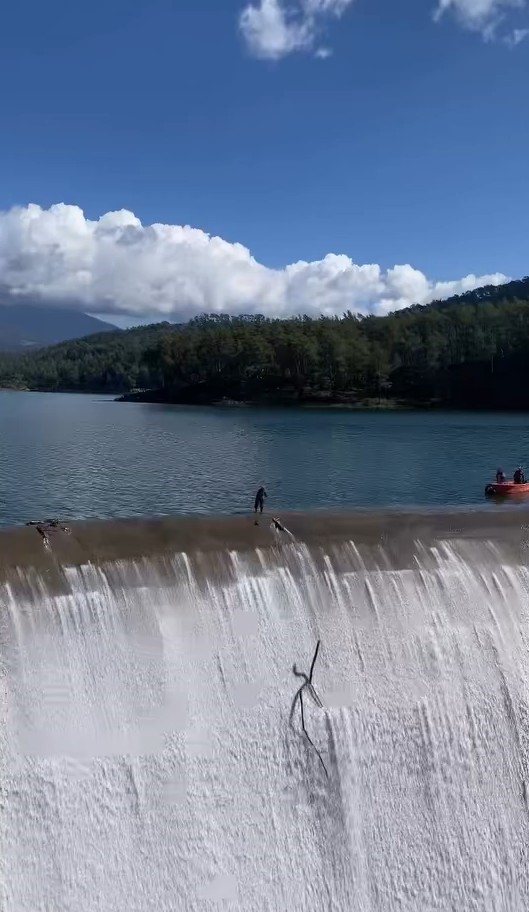 Balık üreticisinin savakları açık barajda yürekleri ağızlara getiren temizlik çalışması
