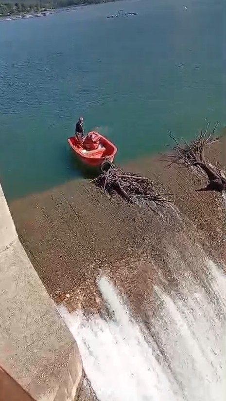 Balık üreticisinin savakları açık barajda yürekleri ağızlara getiren temizlik çalışması
