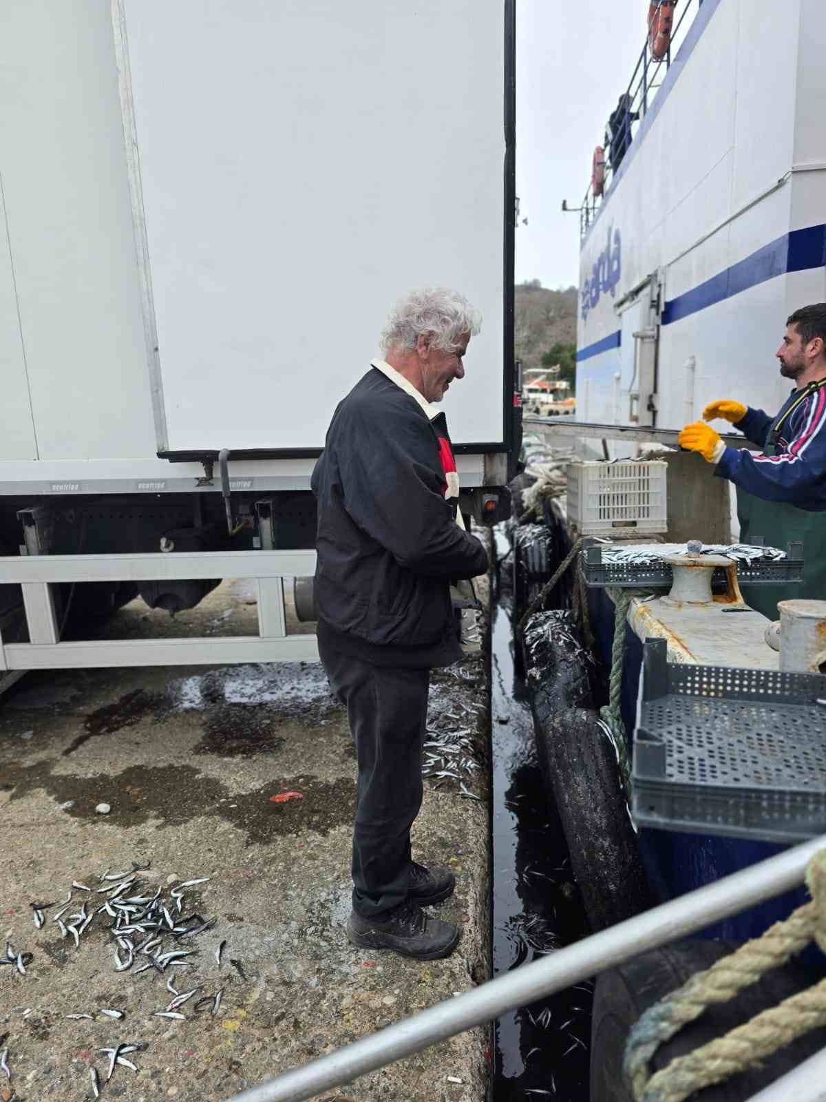 Balıkçı Ramazan’da ücretsiz hamsi dağıttı
