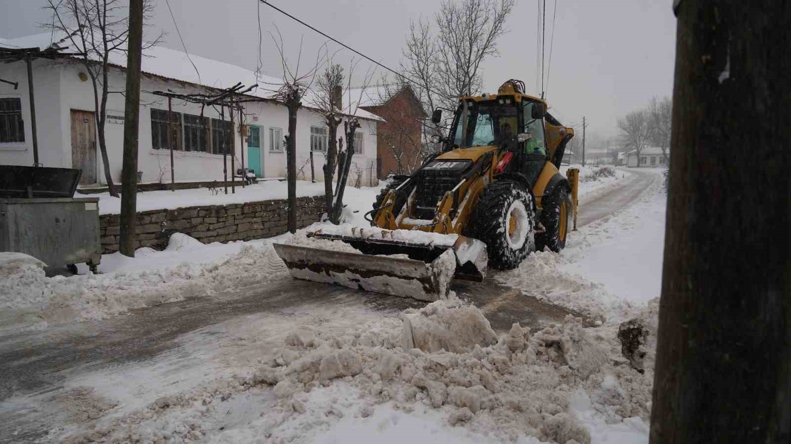 Balıkesir Büyükşehir Belediyesinden karla mücadele çalışmaları
Balıkesir Büyükşehir Belediyesinden karla mücadele çalışmaları