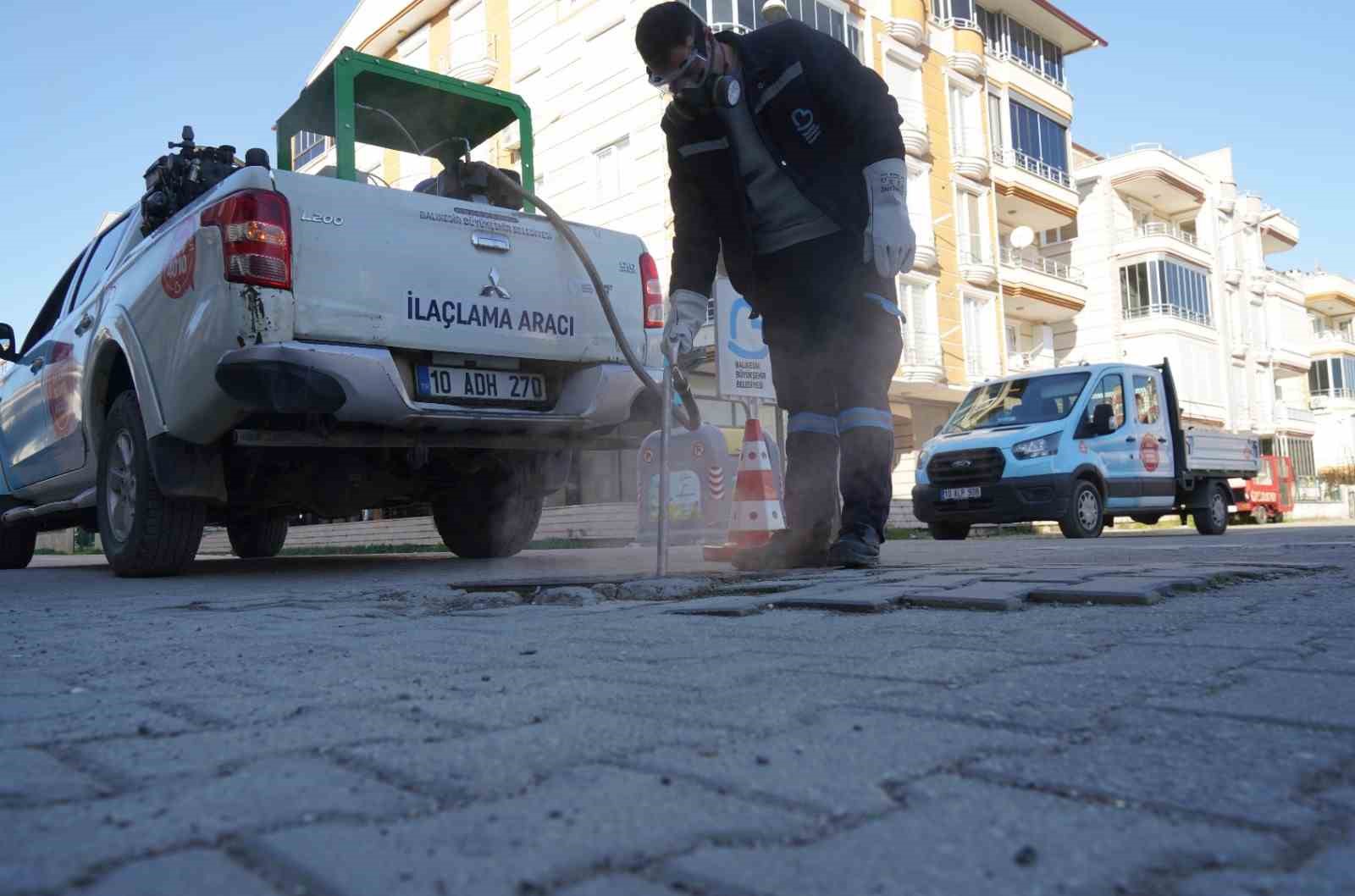 Balıkesir Büyükşehir’in haşerelere karşı mücadelesi sürüyor
Balıkesir Büyükşehir’in haşerelere karşı mücadelesi sürüyor