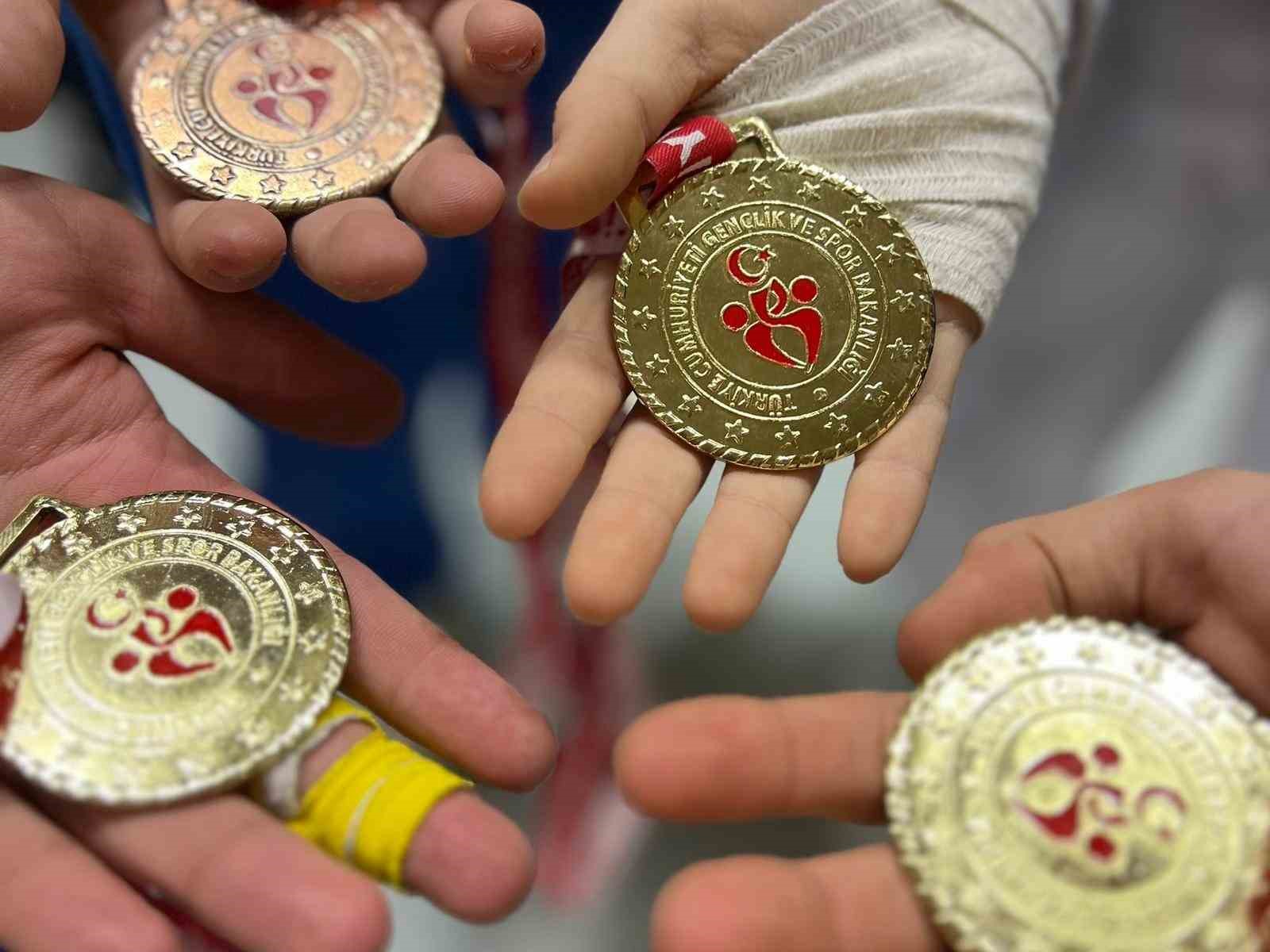 Balıkesir Büyükşehir’in sporcuları güreş ve judoda 18 madalya topladı
