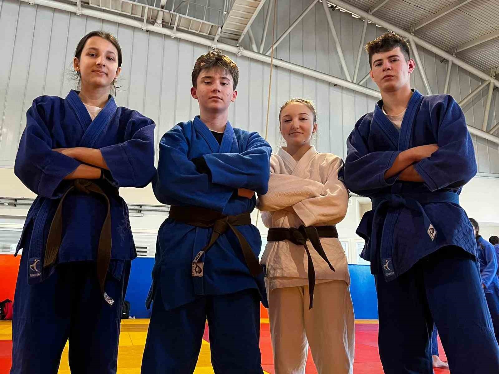 Balıkesir Büyükşehir’in sporcuları güreş ve judoda 18 madalya topladı
