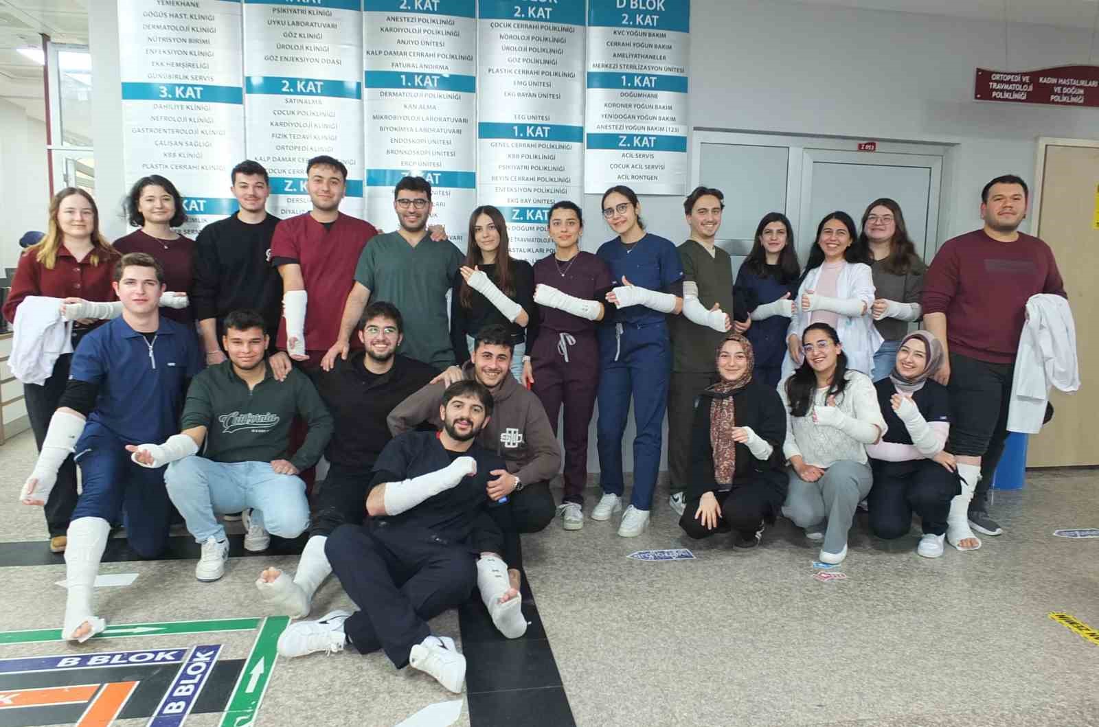 Balıkesir’ de üniversitelilerden alçılı staj hatırası

