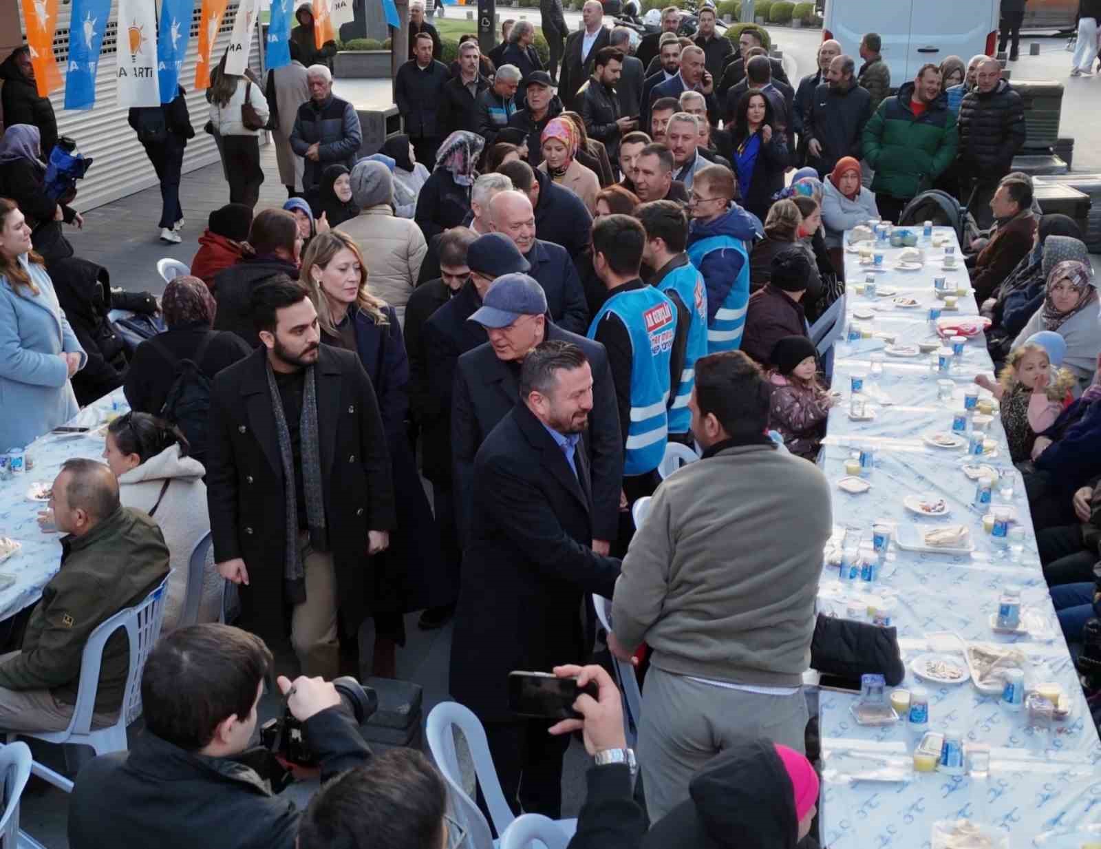 Balıkesir’de 10 bin kişi caddede iftarda buluştu
