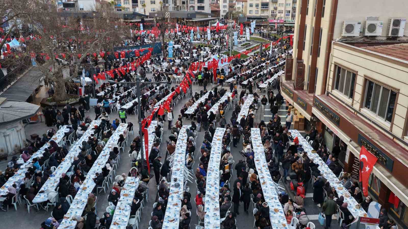 Balıkesir’de 30 bin kişilik dev iftar
