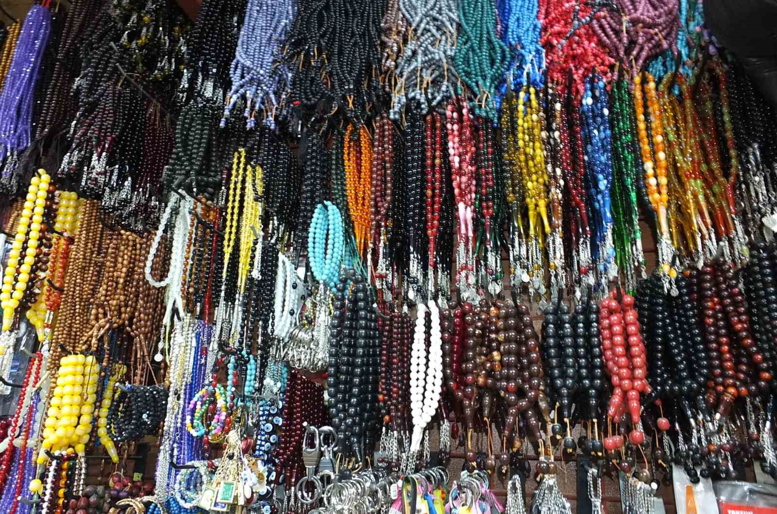 Balıkesir’de 71 yaşındaki Cevat Dede tespih dizerek para kazanıyor
