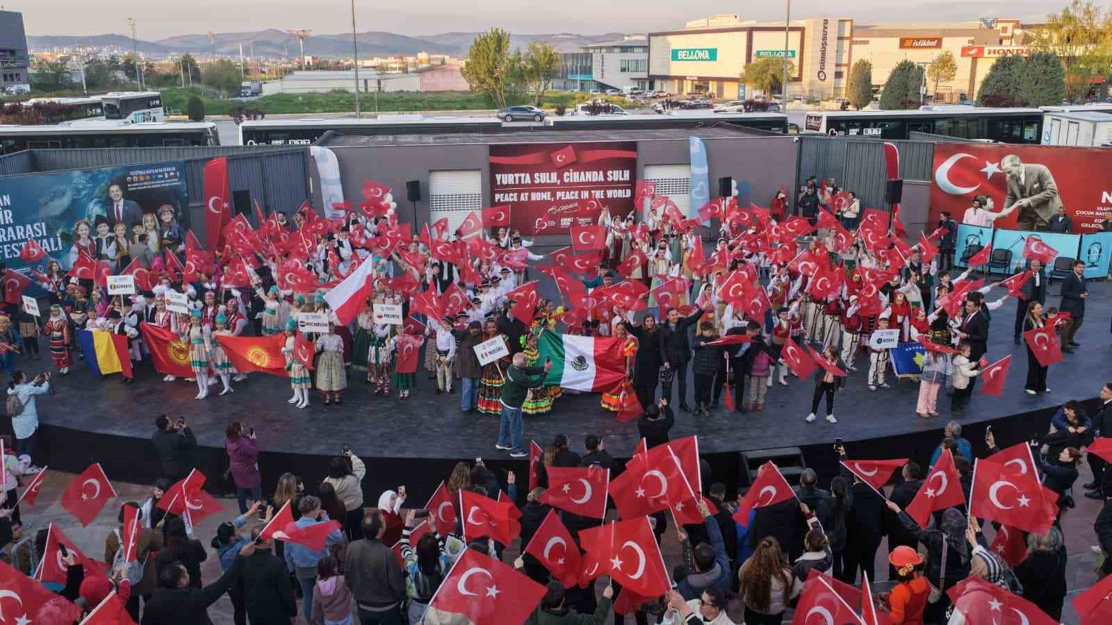 Balıkesir’de 9 ülkenin çocukları aynı sahnede buluştu
