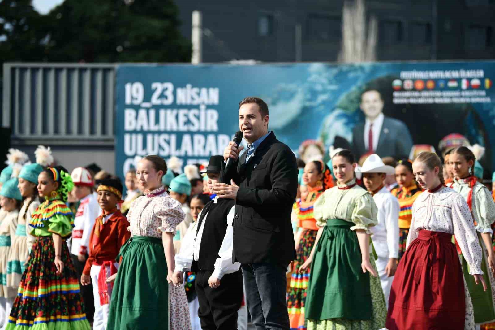 Balıkesir’de 9 ülkenin çocukları aynı sahnede buluştu
