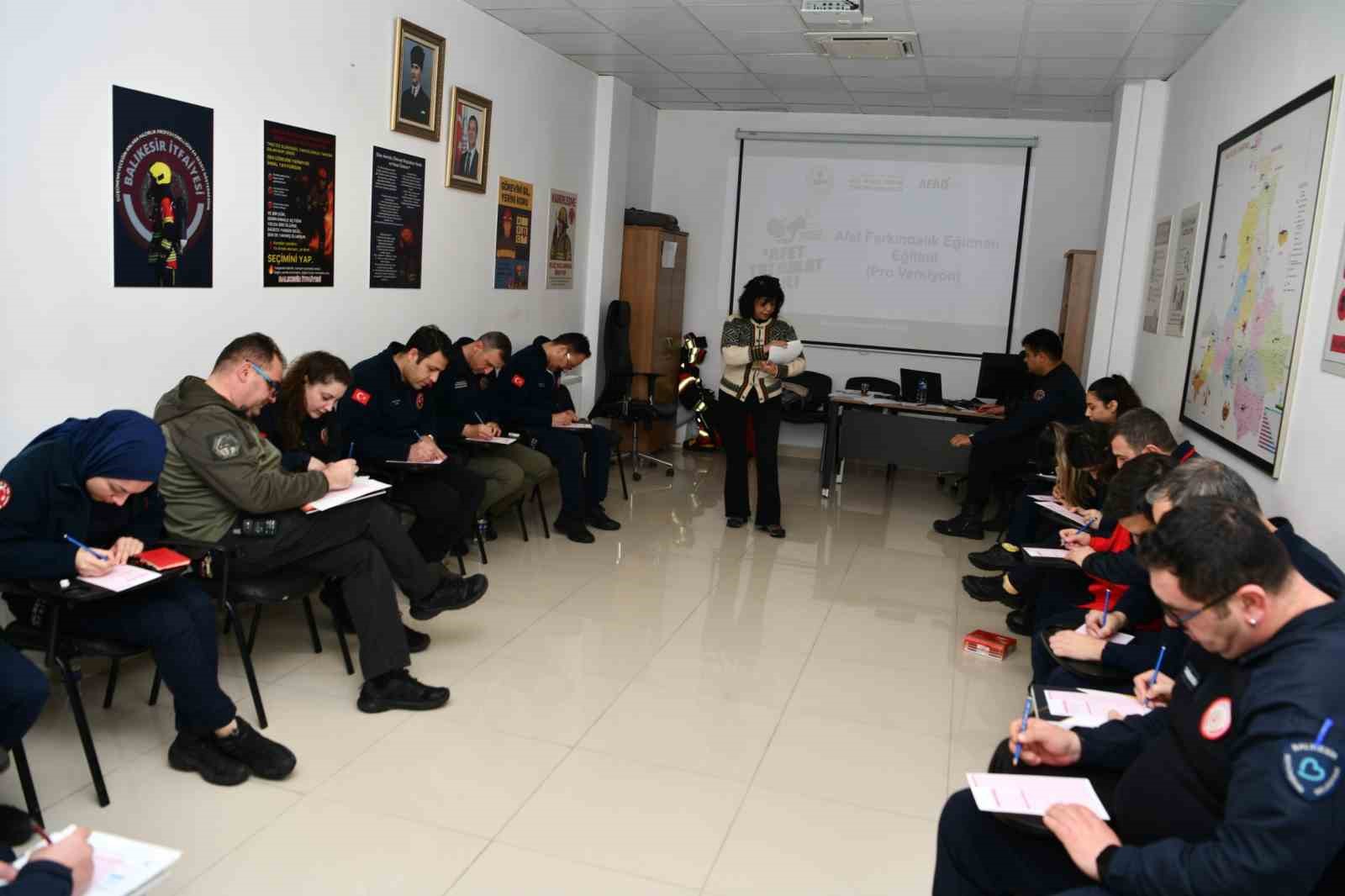 Balıkesir’de afetlere karşı dirençli eğitmenler yetiştiriyor
