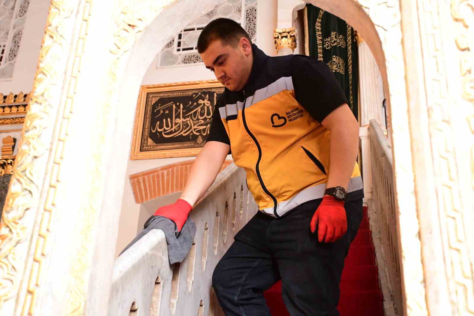 Balıkesir’de cami ve mezarlıklar bayram öncesi temizlendi
