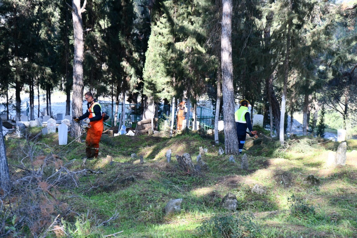 Balıkesir’de cami ve mezarlıklar bayram öncesi temizlendi
