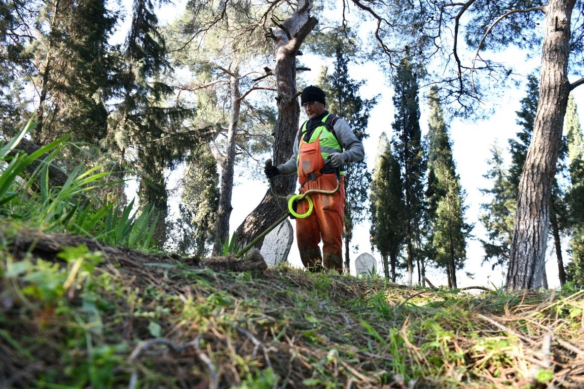 Balıkesir’de cami ve mezarlıklar bayram öncesi temizlendi
