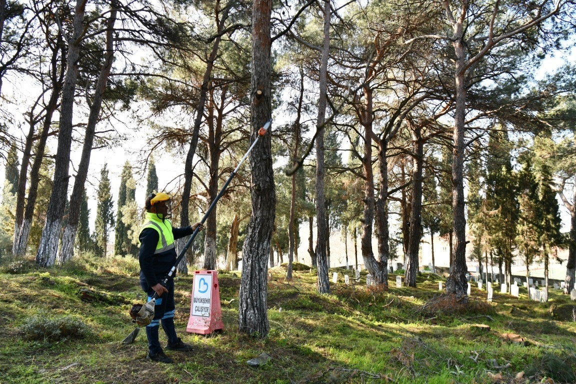 Balıkesir’de cami ve mezarlıklar bayram öncesi temizlendi
