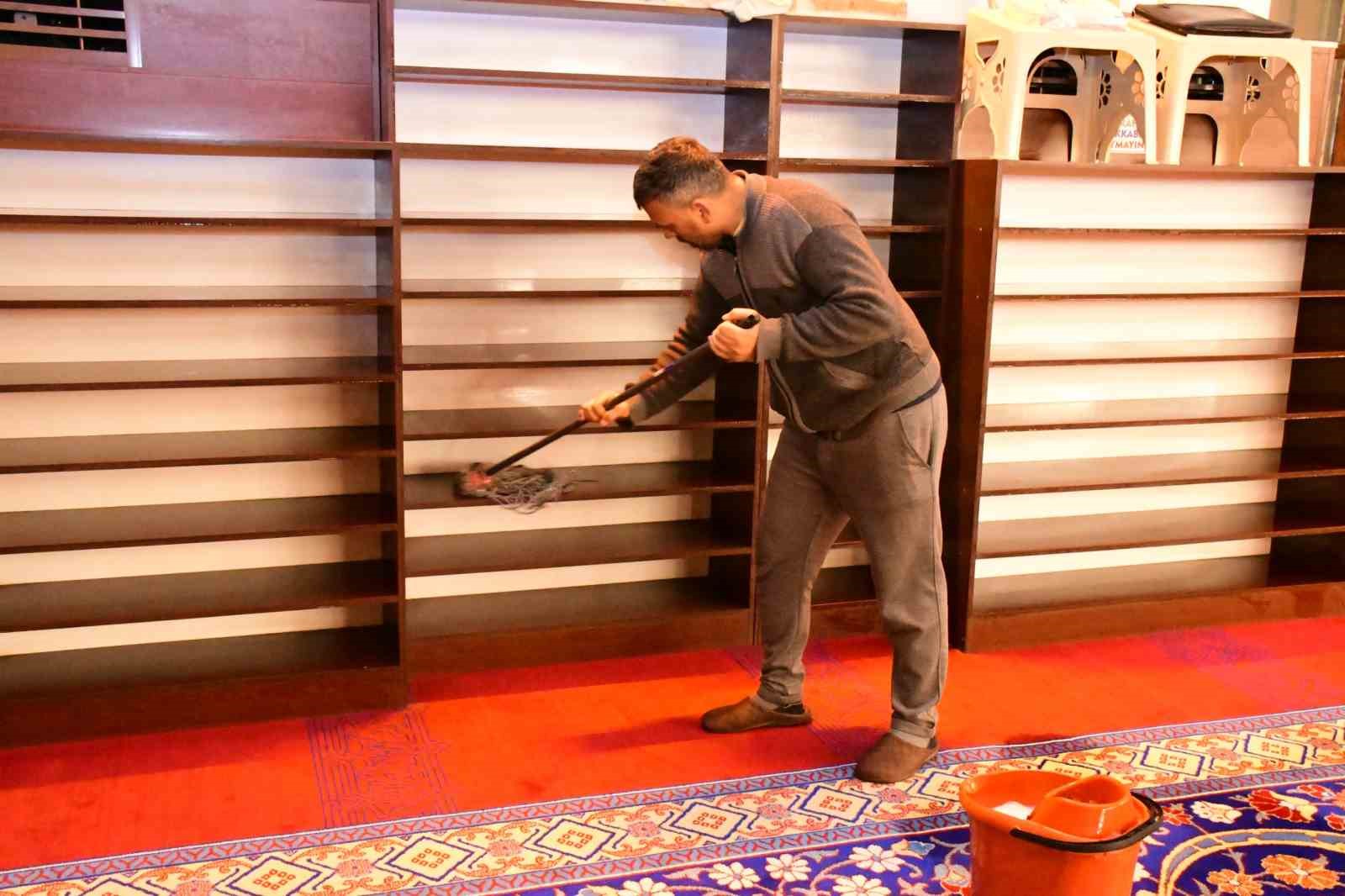 Balıkesir’de cami ve mezarlıklar bayram öncesi temizlendi
