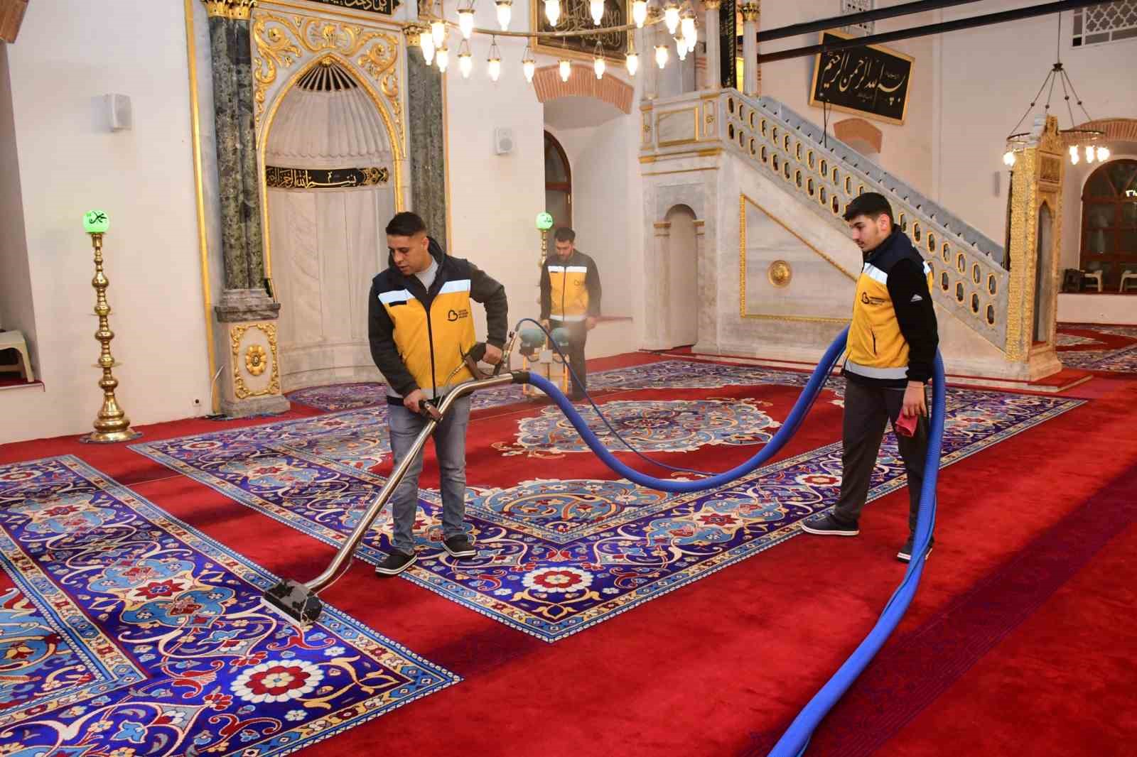 Balıkesir’de cami ve mezarlıklar bayram öncesi temizlendi
