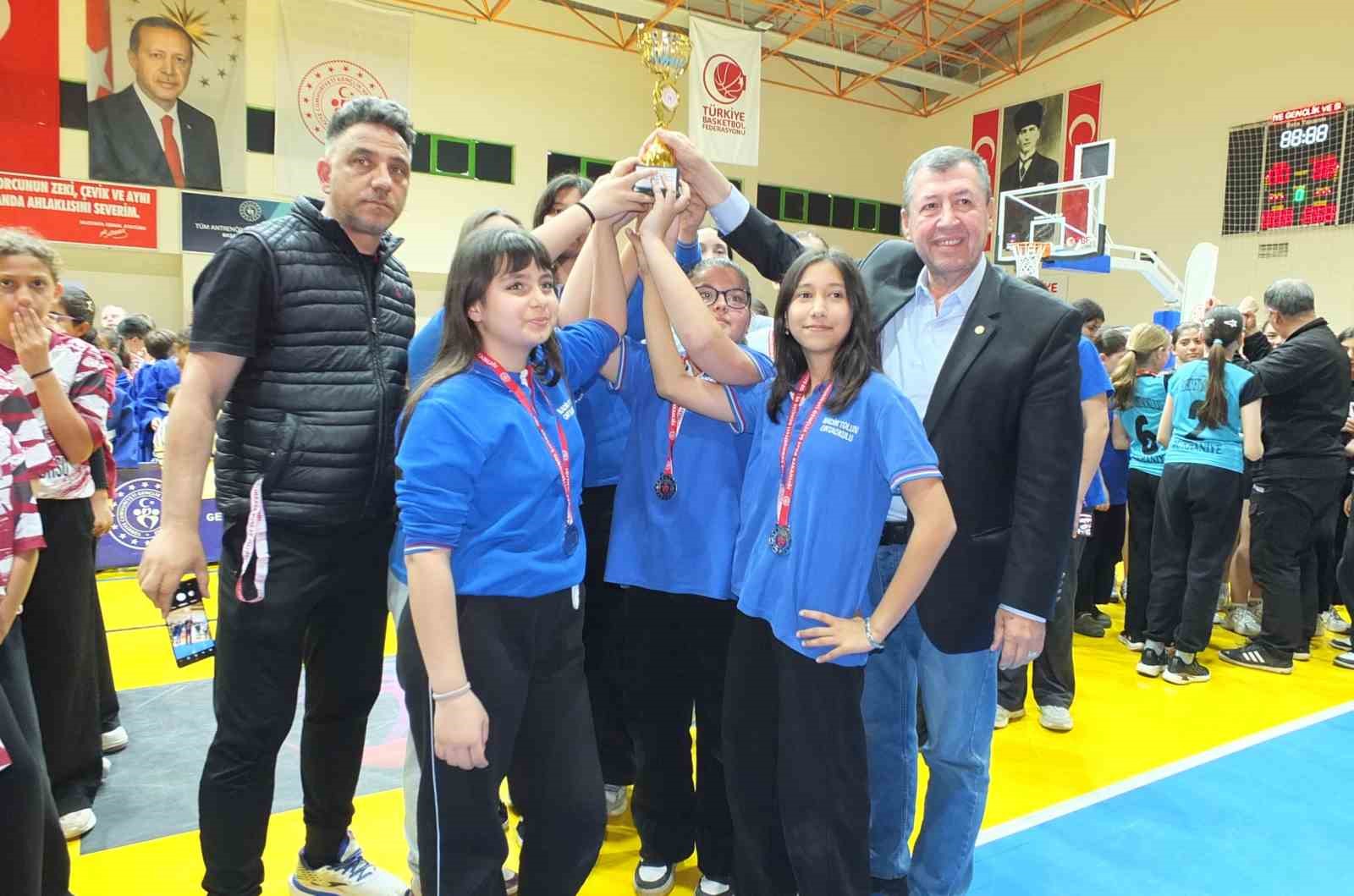 Balıkesir’de Çocuk Sporları Şenliği ödül töreni ile tamamlandı
