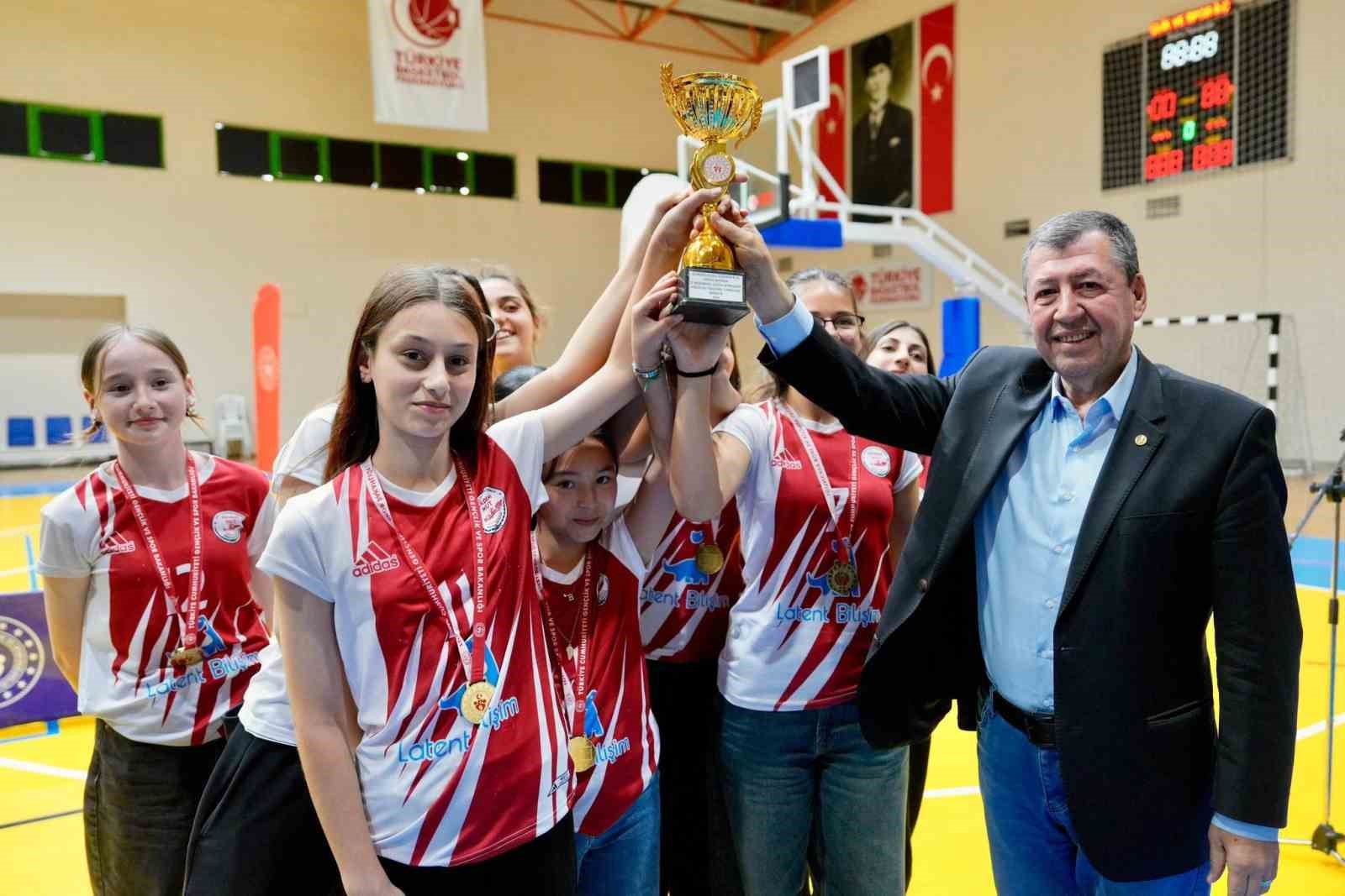 Balıkesir’de Çocuk Sporları Şenliği ödül töreni ile tamamlandı
