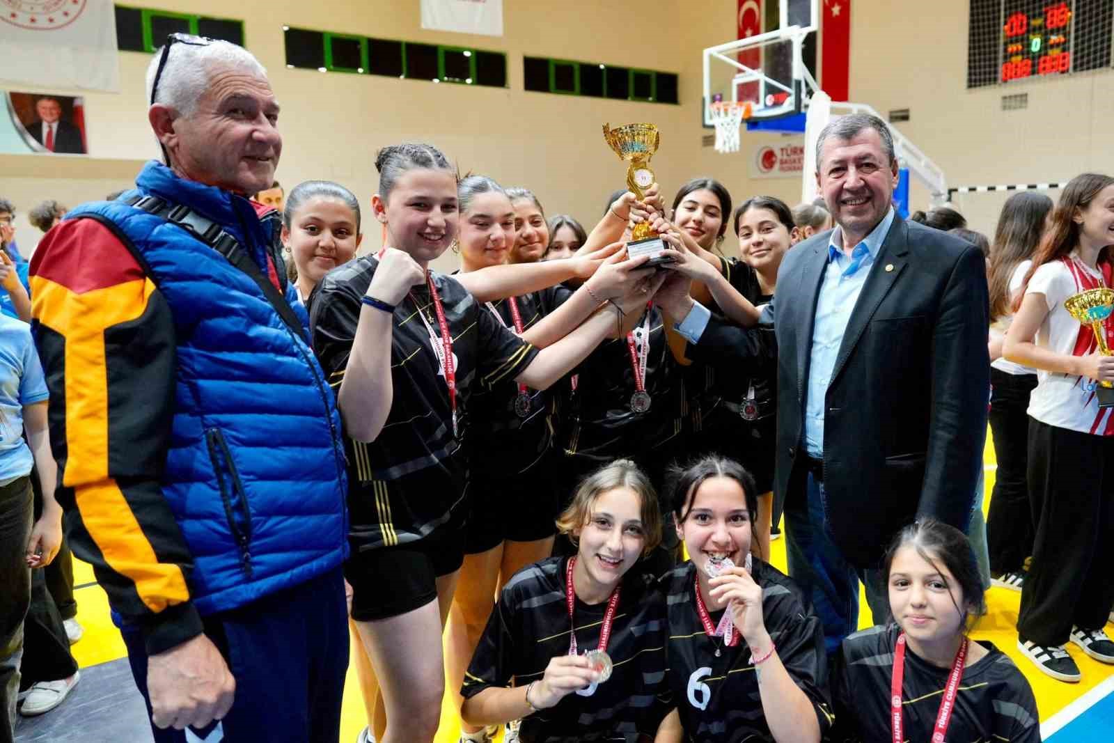 Balıkesir’de Çocuk Sporları Şenliği ödül töreni ile tamamlandı
