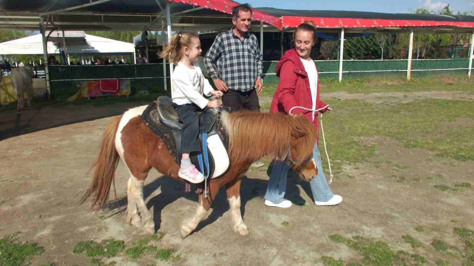 Balıkesir’de çocukların at binme sevinci
