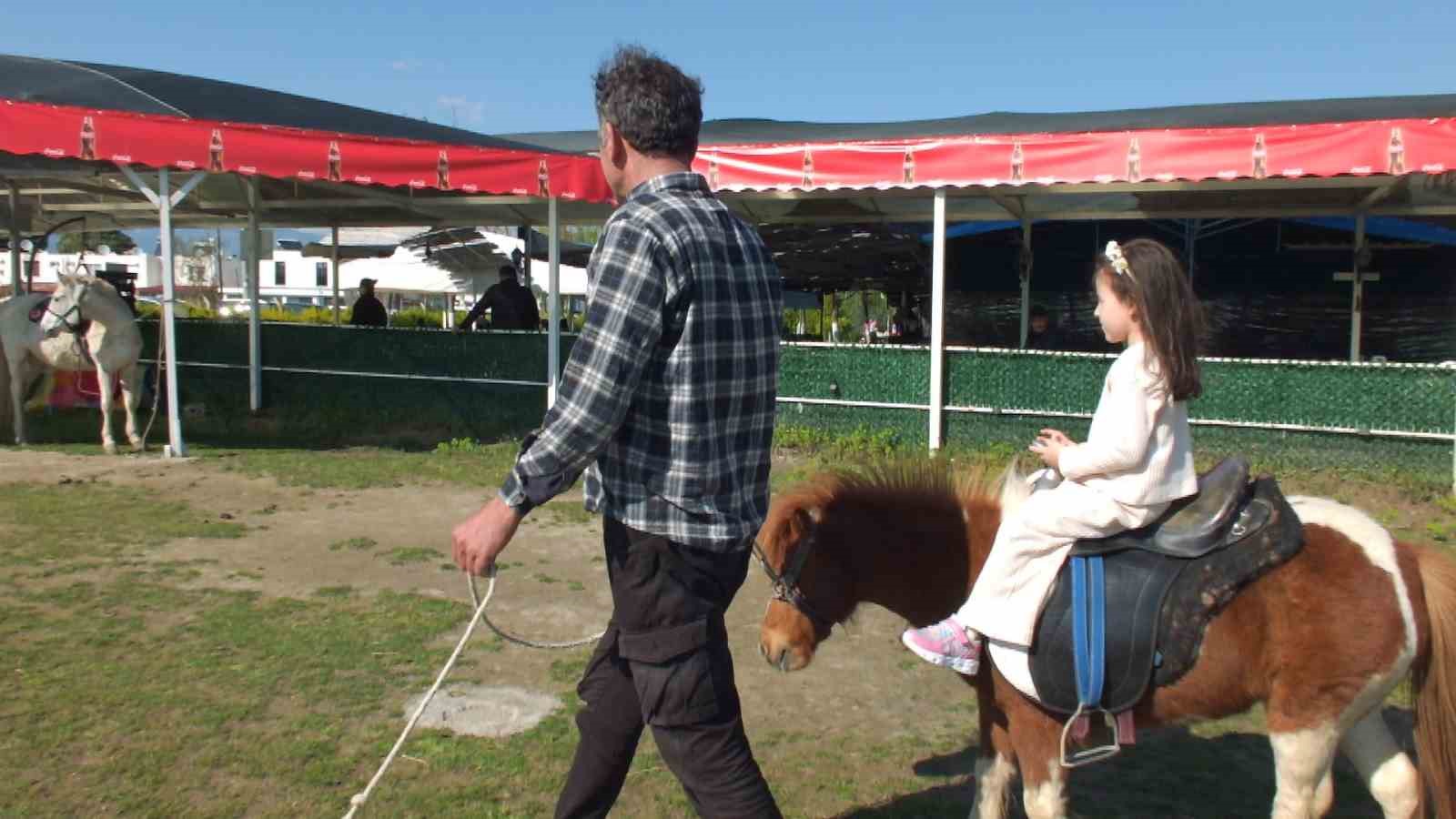 Balıkesir’de çocukların at binme sevinci
