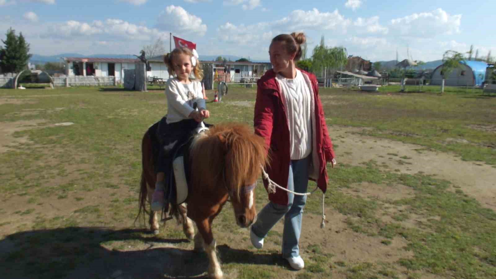 Balıkesir’de çocukların at binme sevinci

