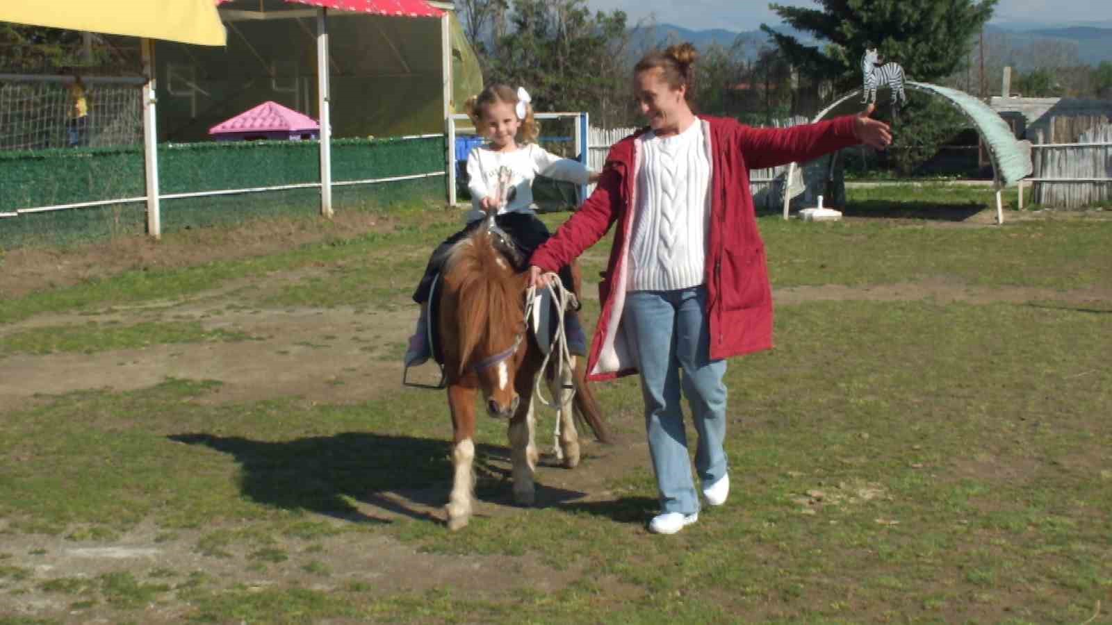 Balıkesir’de çocukların at binme sevinci
