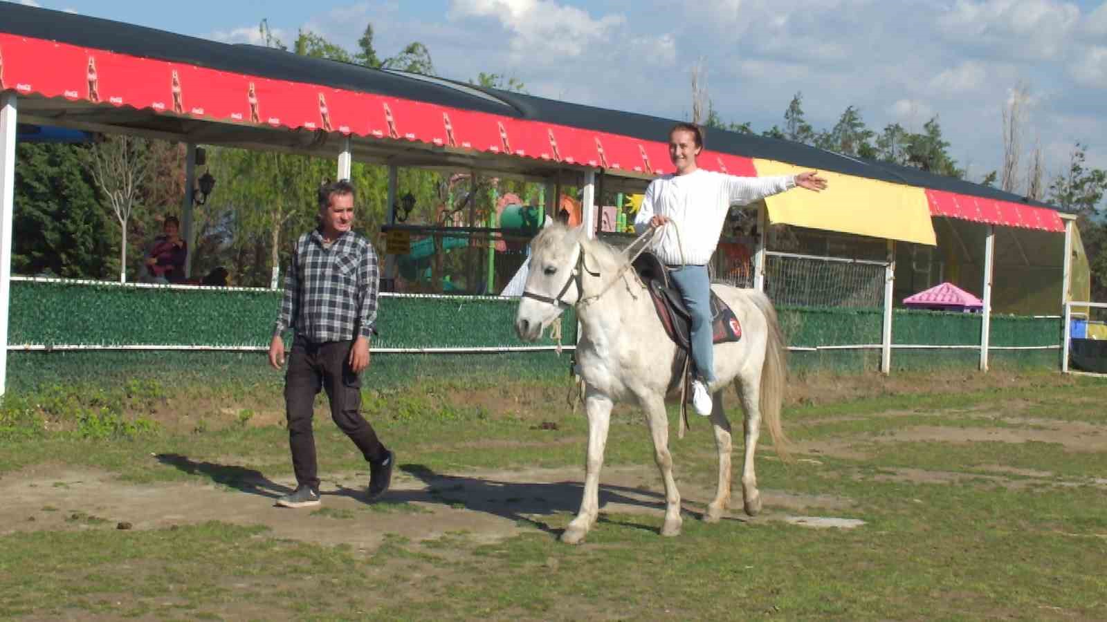 Balıkesir’de çocukların at binme sevinci
