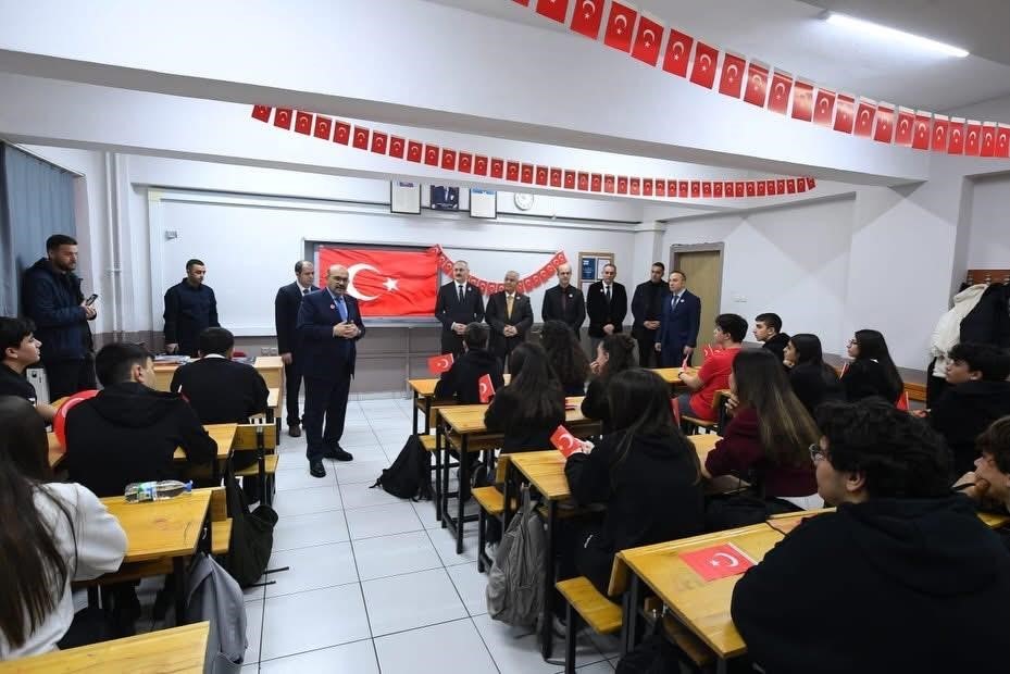 Balıkesir’de eğitimde ikinci dönem, bayrak sevgisiyle başladı
