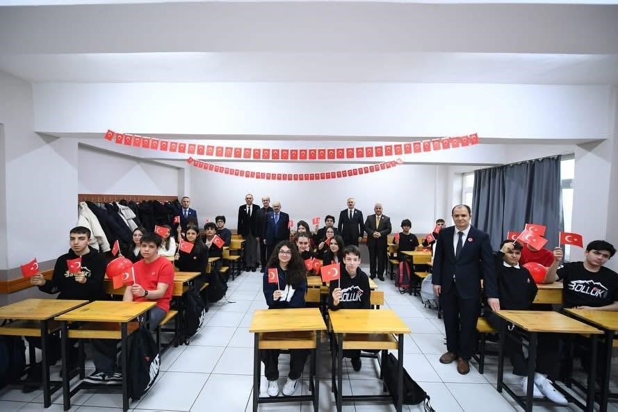 Balıkesir’de eğitimde ikinci dönem, bayrak sevgisiyle başladı
