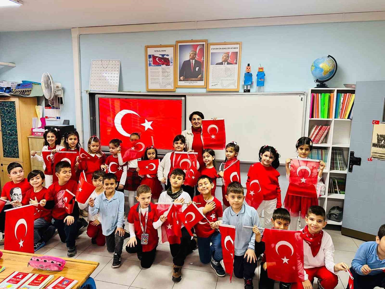 Balıkesir’de eğitimde ikinci dönem bayrak sevgisiyle başladı
