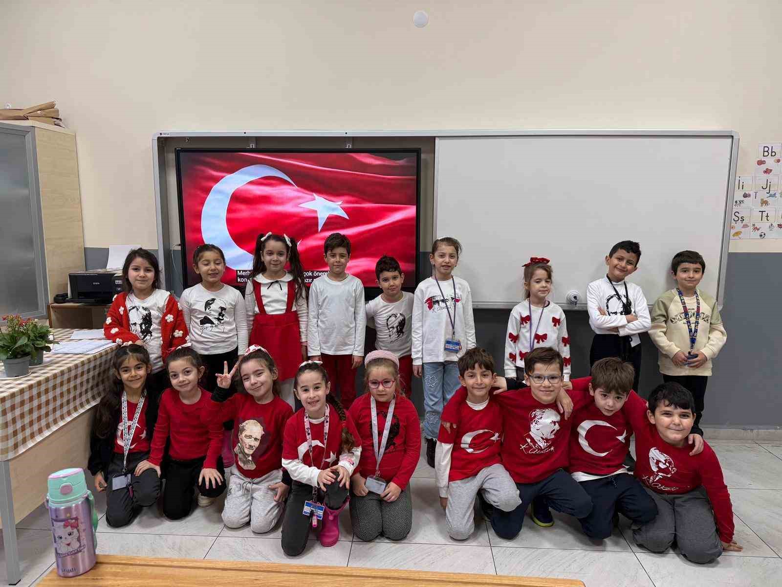 Balıkesir’de eğitimde ikinci dönem bayrak sevgisiyle başladı
