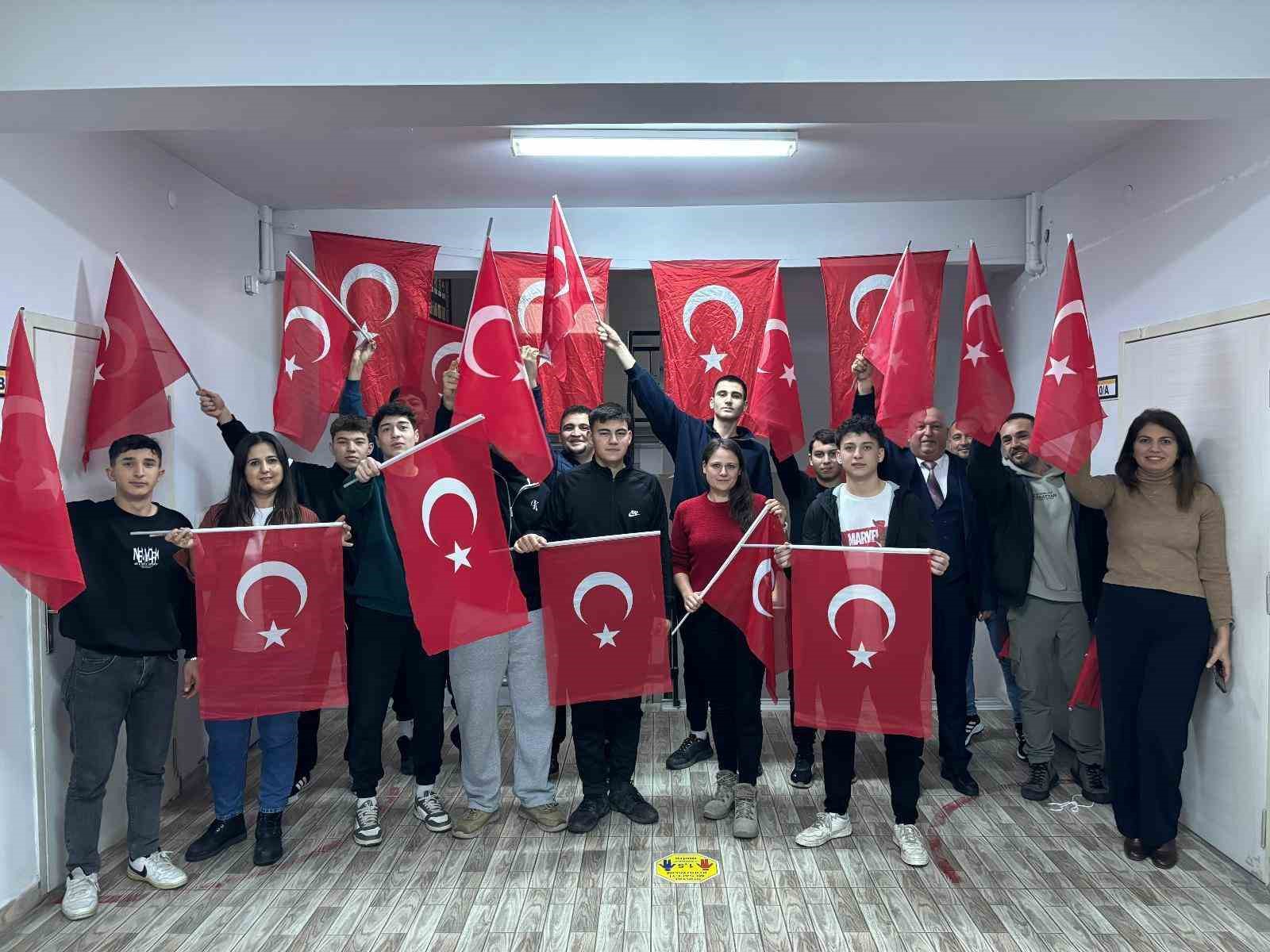 Balıkesir’de eğitimde ikinci dönem bayrak sevgisiyle başladı
