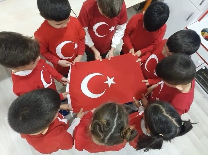 Balıkesir’de eğitimde ikinci dönem bayrak sevgisiyle başladı
