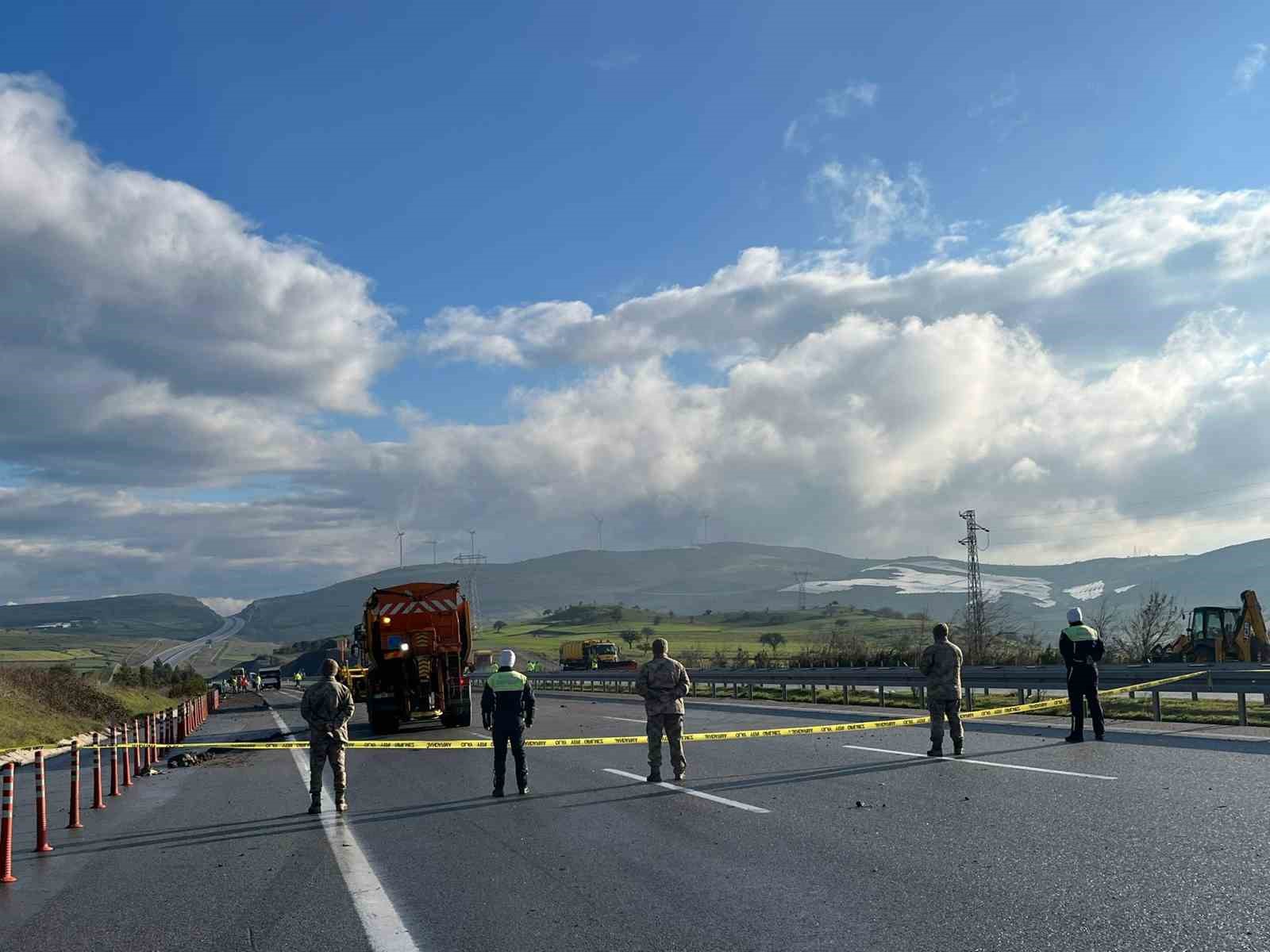 Balıkesir’de F-16 uçağının düştüğü bölgede çalışmalar sabahın ilk ışıklarıyla devam ediyor
