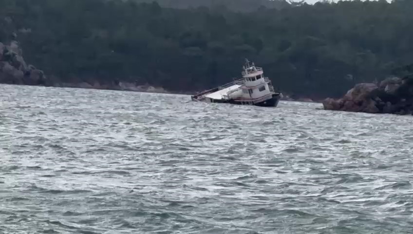 Balıkesir’de fırtına nedeniyle 25 metrelik feribot koya sürüklenerek karaya oturdu
