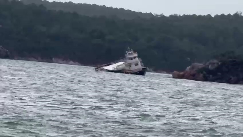 Balıkesir’de fırtına nedeniyle 25 metrelik feribot koya sürüklenerek karaya oturdu
