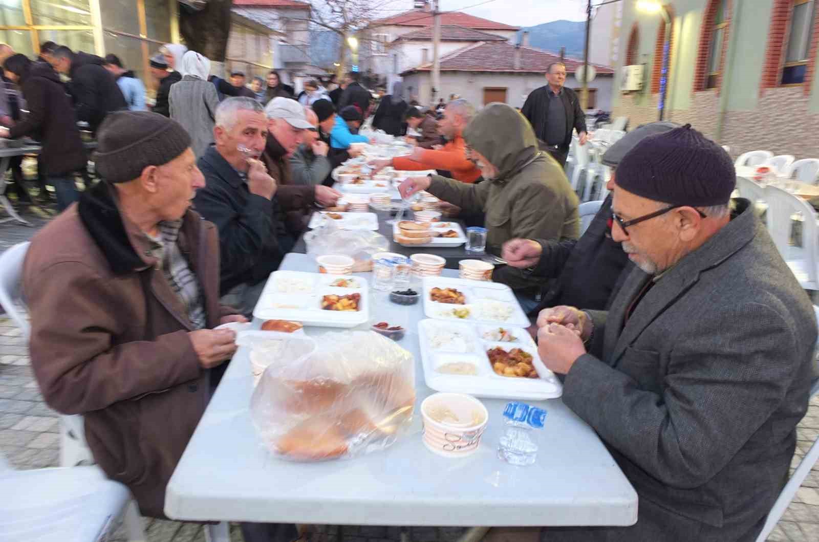 Balıkesir’de geleneksel köy iftarı yüzlerce vatandaşı buluşturdu
