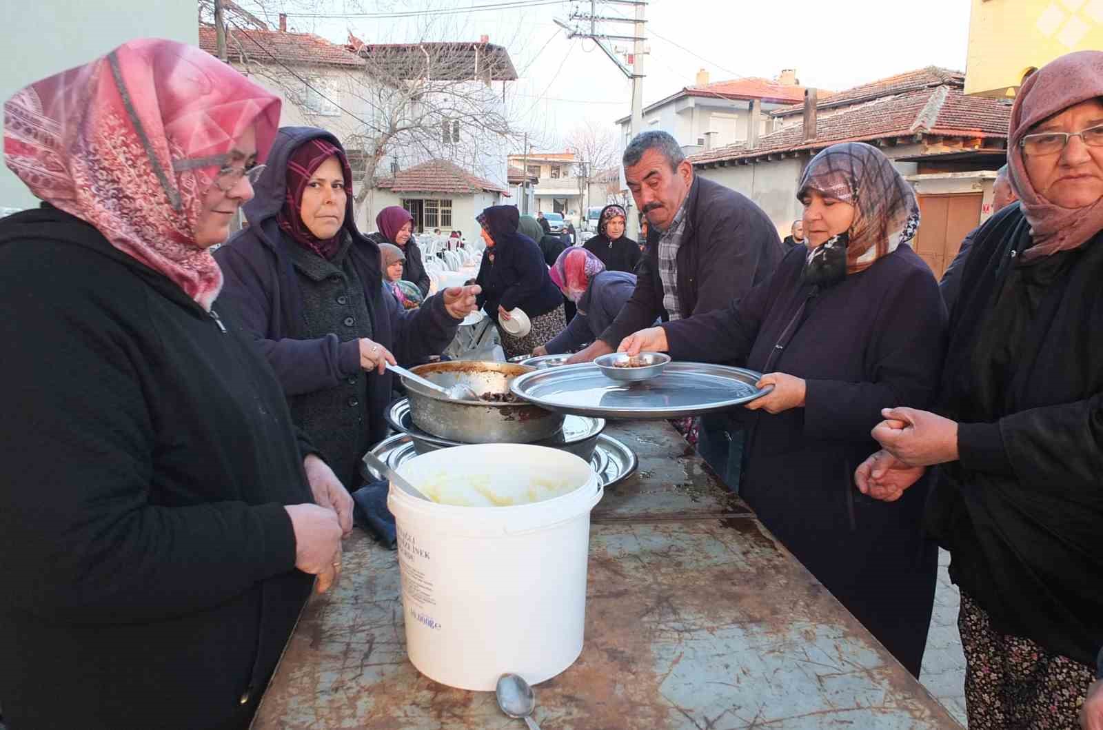 Balıkesir’de geleneksel köy iftarı yüzlerce vatandaşı buluşturdu

