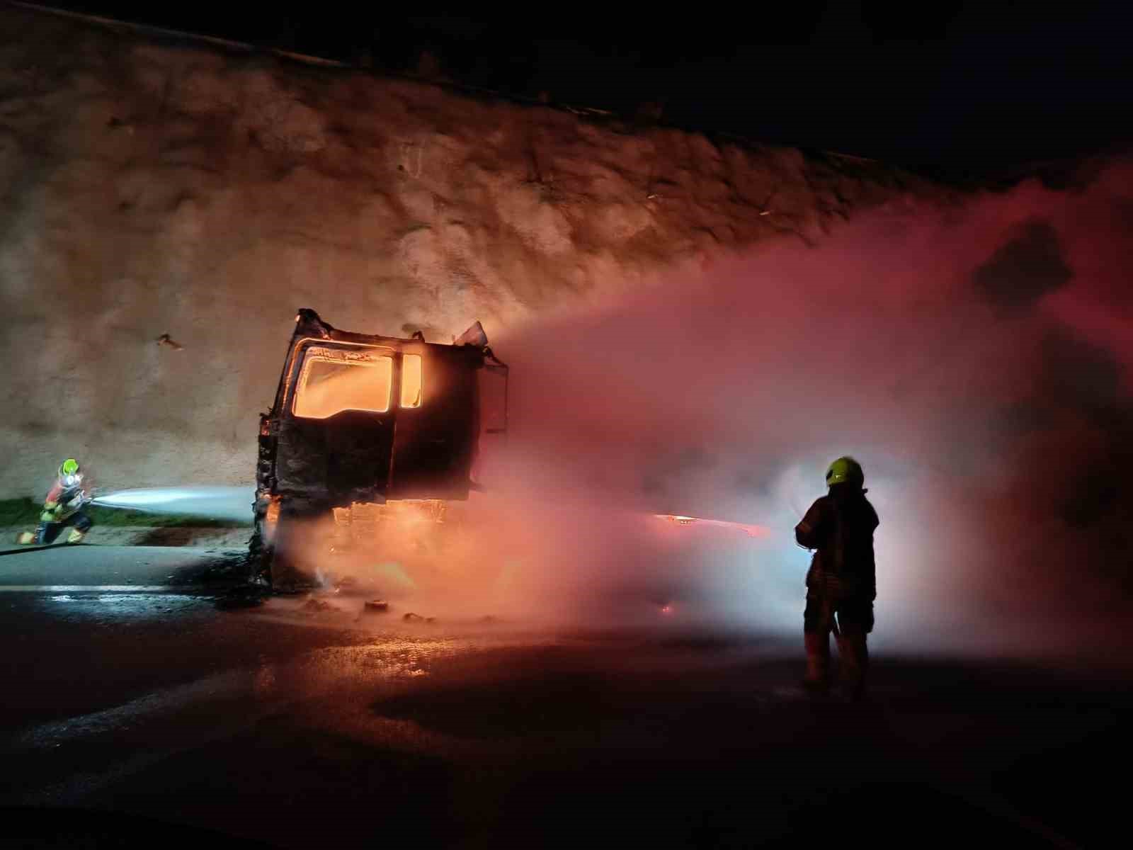 Balıkesir’de kauçuk yüklü tır alev alev yandı
